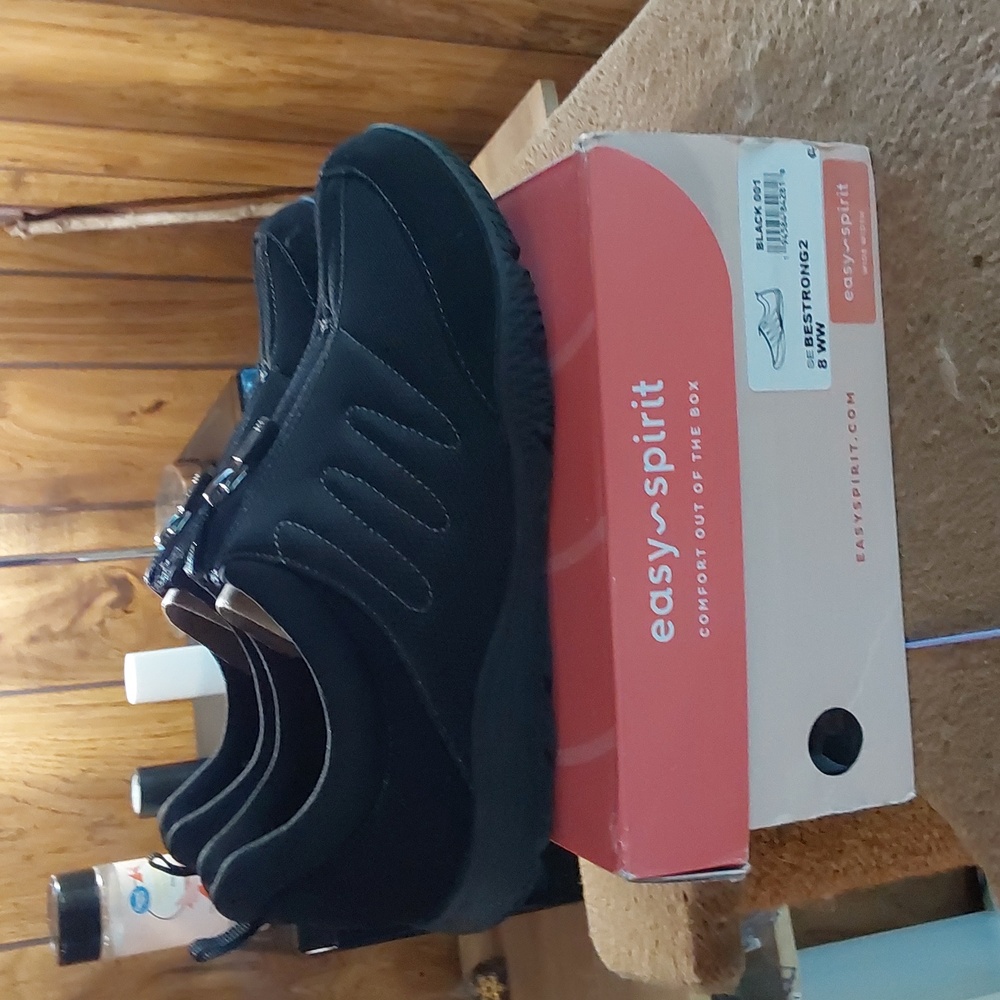 Black size 8 x-wide Easy Spirit Sneakers